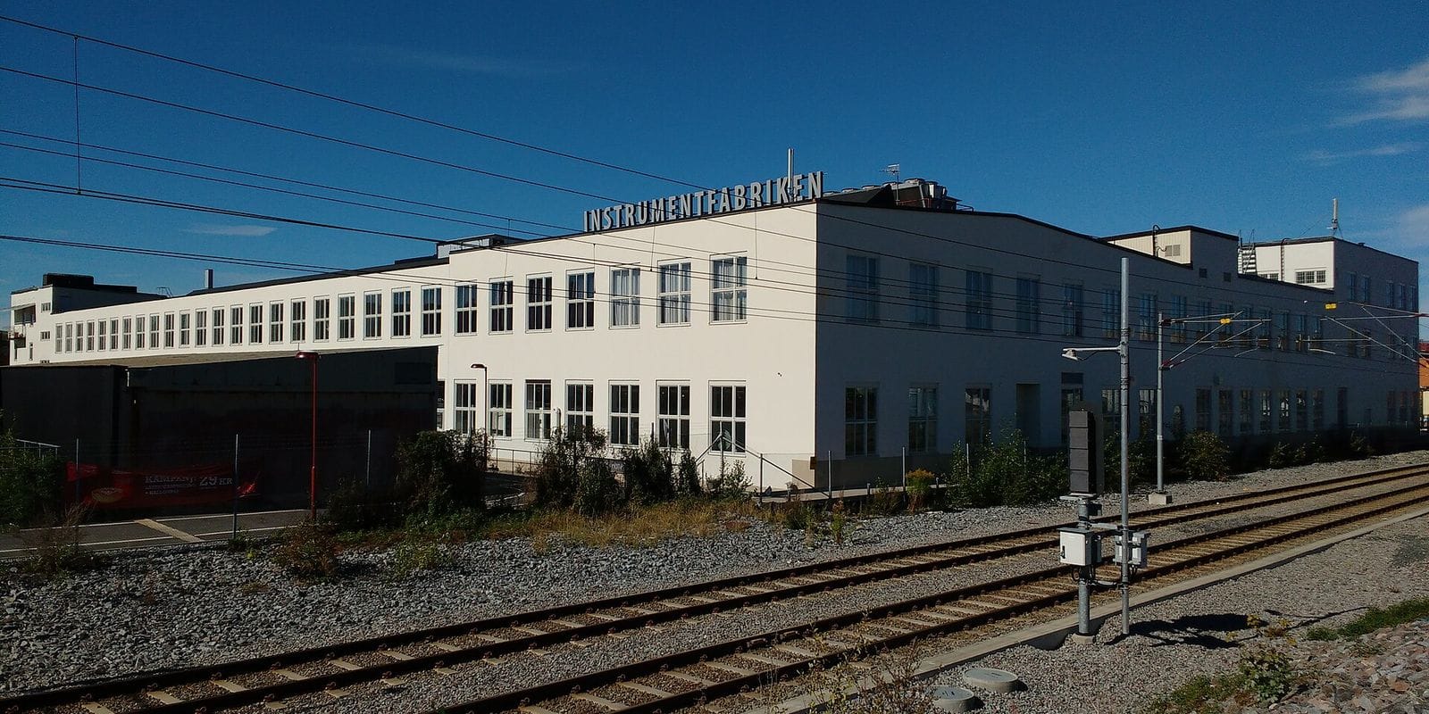 Instrumentfabriken i Ulvsunda industriområde i Bromma, vid spåren.