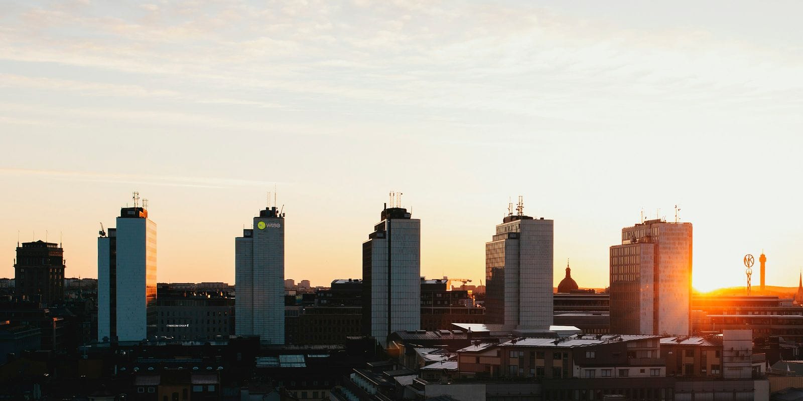 Hötorgsskraporna i Stockholms city i siluett mot solnedgången.